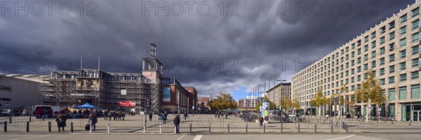 Main station, scaffolding, renovation, general architecture, buildings, modern buildings, barrier bollards, pedestrian crossing, traffic lights, street, square, trees, autumn leaves, pedestrians as accessories, cloudy, stratocumulus clouds, cumulonimbus clouds, white and dark clouds, intersection between Kaistraße, Kiel Sailors Square, Station Square and Raiffeisenstraße, Kiel, state capital, district-free city, Schleswig-Holstein, Germany