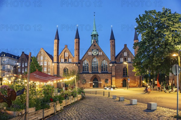 Bürgergärten am Geibelplatz and Heiligen-Geist-Hospital at dusk, Hanseatic City of Lübeck, Schleswig-Holstein, Germany