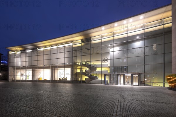 Neues Museum, State Museum of Art and Design, in evening lighting, Luitpoldstr. 5, Nuremberg, Middle Franconia, Bavaria, Germany