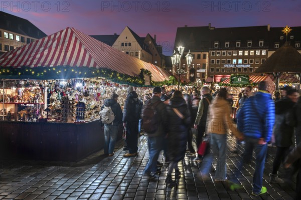 Stalls selling Christmas decorations at the Christmas market in evening lighting, Hauptmarkt, Nuremberg, Middle Franconia, Bavaria, Germany