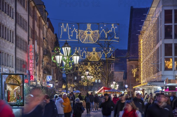 Christmas lighting and stalls on the way to the Nuremberg Christmas Market, Königstraße, Nuremberg, Middle Franconia, Bavaria, Germany
