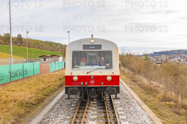 Train with passengers and the inscription 'Calw' on the rails, with landscape in the background, historic event, first test run with a passenger train on the Hermann tracks, Hesse Railway since 1988, Calw district, Germany