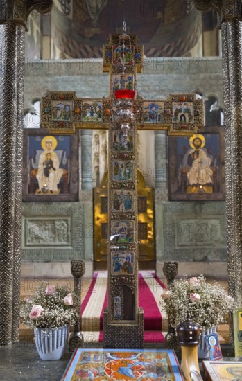 Magnificent decoration of a church altar with cross, icons and floral decorations, Svetitskhoveli Cathedral, Svetitskhoveli, UNESCO World Heritage Site, Mtskheta, Mtskheta, Mtskheta, Mtskheta-Mtianeti region, Georgia