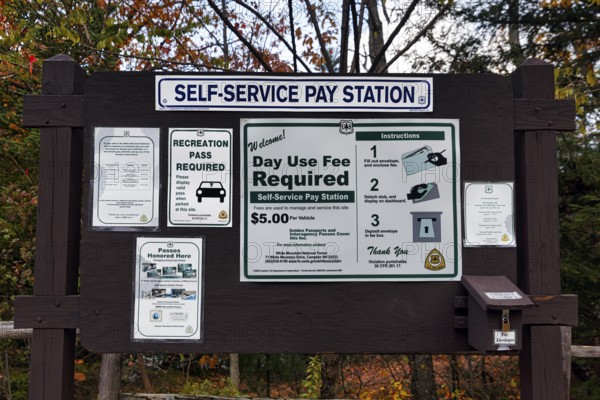 Information board with explanations, self-service, parking fees, payment station, Rocky Gorge near Albany, White Mountain National Forest, Kancamagus Highway, New Hampshire, New England, USA