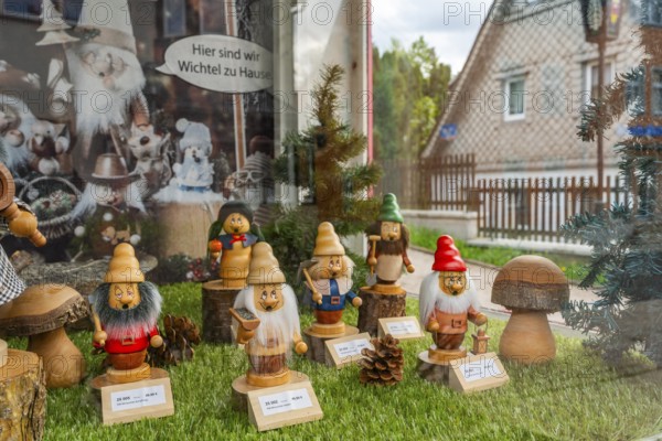 Showcase of a shop selling carved wooden figures, dwarves and gnomes, Seiffen health resort and toy village, Ore Mountains, Saxony, Germany