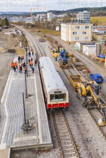 Train stops at a construction site surrounded by workers with industrial buildings in the background, historic event, first test run with a passenger train on the Hermann tracks, Hesse Railway since 1988, Althengstett, Calw district, Germany