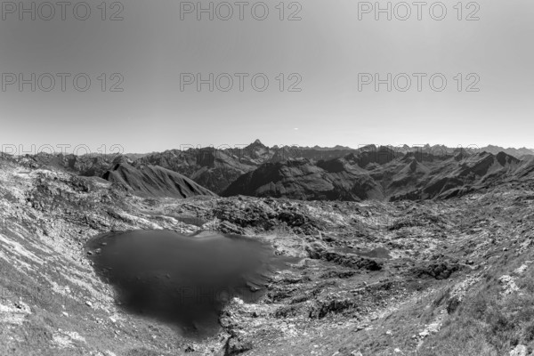 Mountain panorama over Laufbichlsee, behind it the Hochvogel, 2592m, Allgäu Alps, Allgäu, Bavaria, Germany