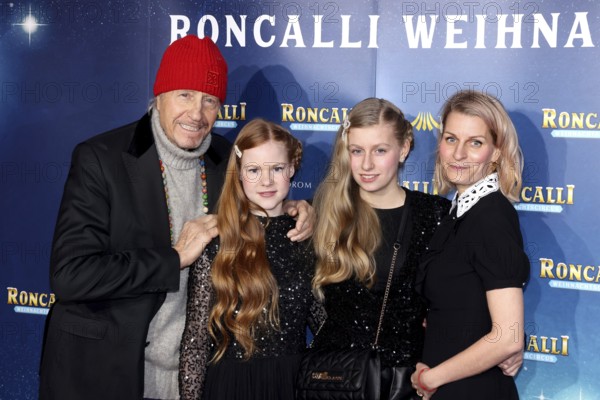 Actor Reiner Schöne with his woman Anja and children Charlotte-Sophie and Olivia, Premiere Roncalli Weihnachtszirkus, Tempodrom, Berlin 19.12.2025