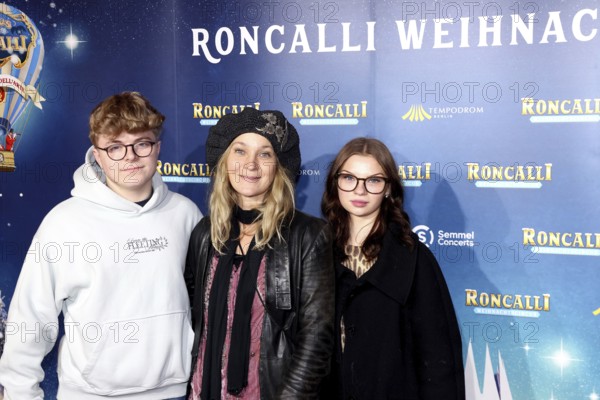 Jeanette Hain with her children Henry and Malou, Premiere Roncalli Christmas Circus, Tempodrom, Berlin 19.12.2025