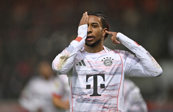 Goal celebration gesture Michael Olise FC Bayern Munich FCB (17) after surviving eye surgery, eye surgery, Voith-Arena, Heidenheim, Baden-Württemberg, Germany