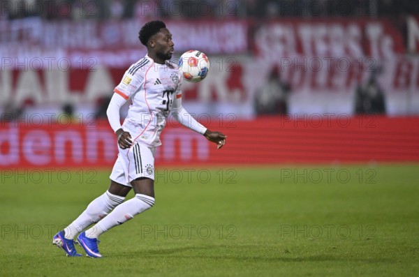 Alphonso Davies Bayern FC Munich FCB (19) Action on the ball Voith-Arena, Heidenheim, Baden-Württemberg, Germany