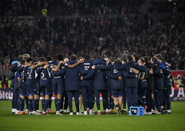 Team building, TSG 1899 Hoffenheim Circle of the team after the end of the game MHPArena, MHP Arena Stuttgart, Baden-Württemberg, Germany
