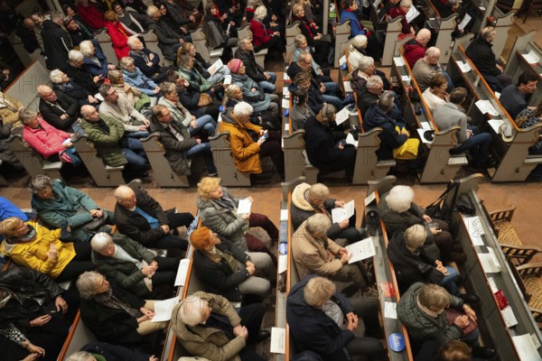 People, woman, man, believer, pensioner, elderly people, devotion, evangelical, listening, church, Hamburg