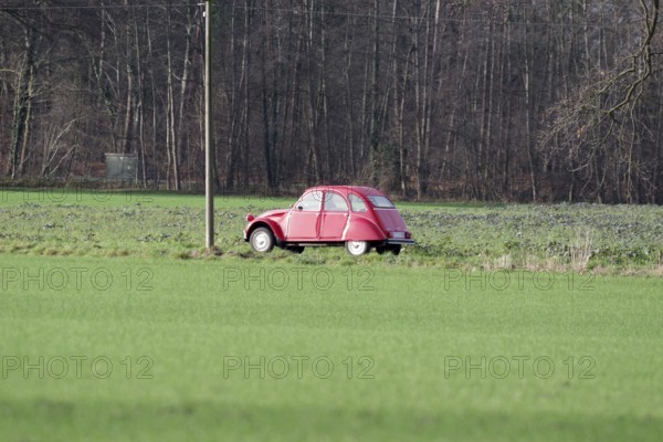 Citroën 2CV, car, duck, red, classic car, rural, Germany, A single Citroën drives on a country road