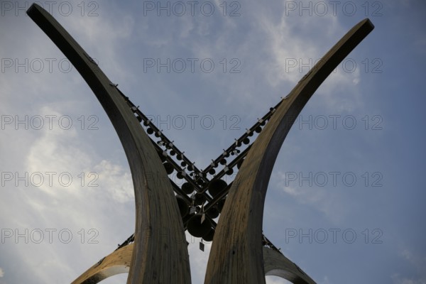 Wooden sculpture in front of the sky Winter War Memorial Winter War 1939-1940, Winter War Memorial, Suosalmi, Finland, EuropaKotiranta, Ala-Vuokki, Kainuu, Finland