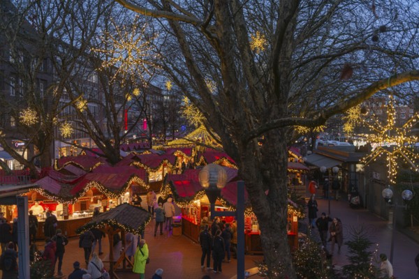 Christmas market on Holstenplatz in Kiel, city center, trees, shops, pedestrian zone, early evening, stalls, visitors, glowing stars, lights, Christmas decorations, fun, festive atmosphere, Christian festival, view from above, Schleswig-Holstein, Germany