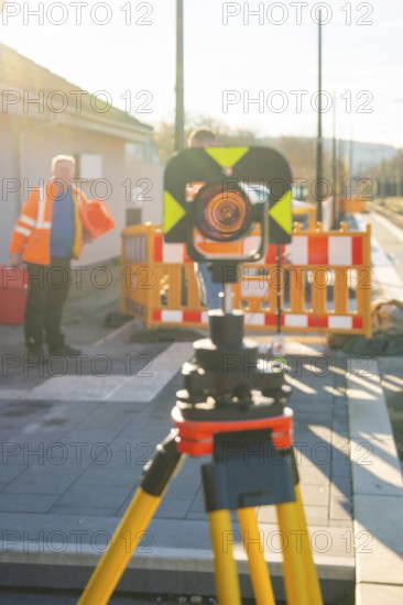 Measuring device on stand in front of worker in safety vest in sunny weather, stuffing machine on Hermann, Hesse, Bahn, Althengstett, Calw district, Germany