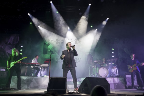 Claudius Dreilich, singer of Karat live on 50 years of KARAT tour in Berlin's Max-Schmeling-Halle on 19.12.2025