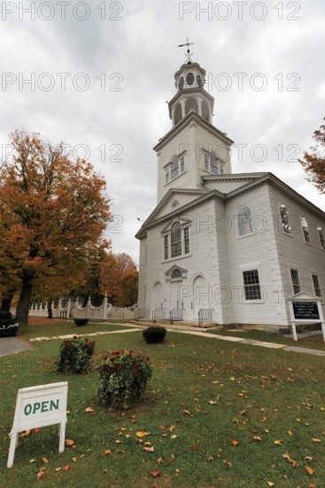 First Congregational Church of Bennington, historic church, multi-tiered bell tower, sign opened, colonial church architecture, fall leaves, Indian Summer, Old Bennington, Vermont, New England, USA