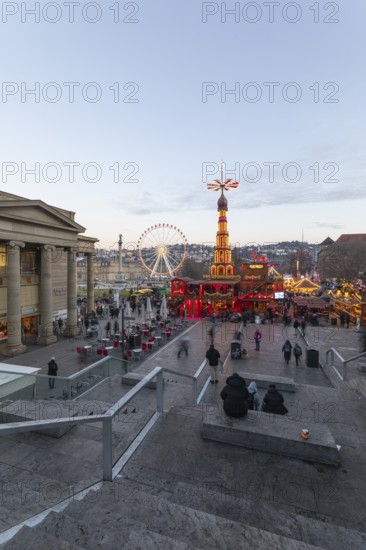 Stuttgart 2025 Christmas market on Schlossplatz with festive lights, a Christmas pyramid, mulled wine, traditional treats and artisan stalls. Magical light installations and lively atmosphere