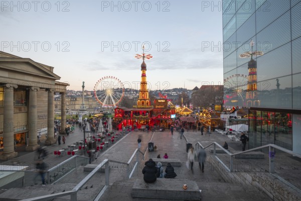 Stuttgart 2025 Christmas market on Schlossplatz with festive lights, a Christmas pyramid, mulled wine, traditional treats and artisan stalls. Magical light installations and lively atmosphere