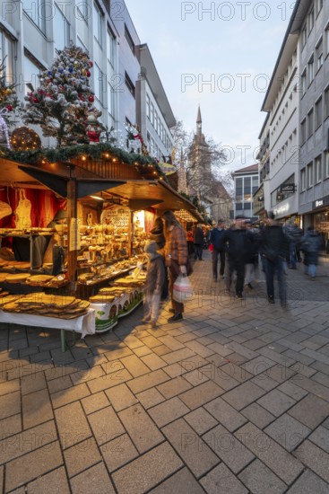 Stuttgart 2025 Christmas market: festive lights, inviting stands, mulled wine, traditional treats and a lively atmosphere under magical light installations
