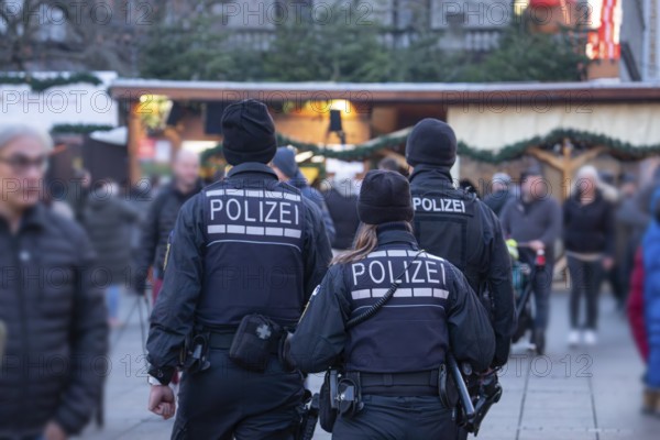 Three police officers are patrolling the Stuttgart 2025 Christmas market. Their presence ensures safety and ensures that visitors can enjoy a carefree celebration