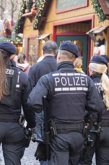 Three police officers are patrolling the Stuttgart 2025 Christmas market. Their presence ensures safety and ensures that visitors can enjoy a carefree celebration