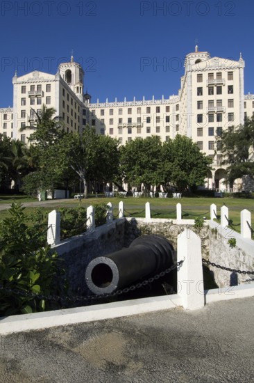 Hotel Nacional de Cuba, in the foreground old historic gun emplacement with cannon, Havana, Cuba