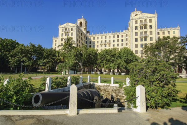 Hotel Nacional de Cuba, in the foreground old historic gun emplacement with cannon, Havana, Cuba