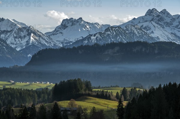 View of mountains in the Allgäu Alps from Bolsterlang, in the middle of Kratzer, Oberstdorf, Oberallgäu, Allgäu, Bavaria, Germany