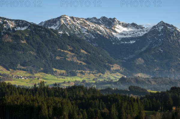 View from Bolsterlang into the Illertal and mountains of the Allgäu Alps, behind Entschenkopf, Nebelhorn and RubihornOberstdorf, Oberallgäu, Bavaria, Germany