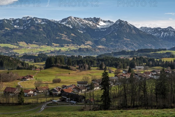 View from Bolsterlang into the Illertal and the mountains of the Allgäu Alps, in the middle of Entschenkopf, Nebelhorn and RubihornOberstdorf, Oberallgäu, Bavaria, Germany
