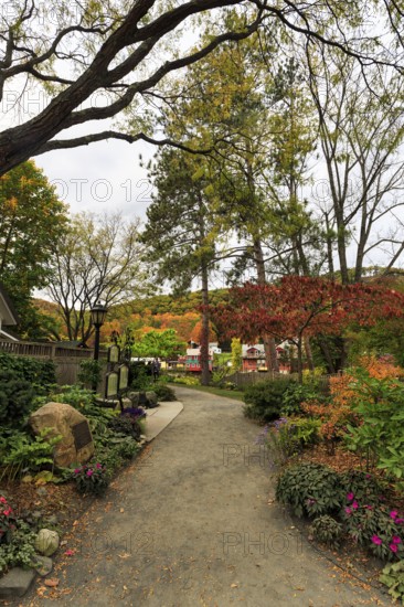 Flower Bridge, Bridge of Flowers, Garden Walk, Fall Leaves, Indian Summer, Mohawk Trail Scenic Road, Former Trade Route, Shelburne Falls, Massachusetts, New England, USA