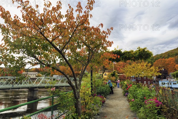 Flower Bridge, Bridge of Flowers, Deerfield River Bridge, Gardens, Fall Leaves, Indian Summer, Mohawk Trail Scenic Road, Former Trade Route, Shelburne Falls, Massachusetts, New England, USA