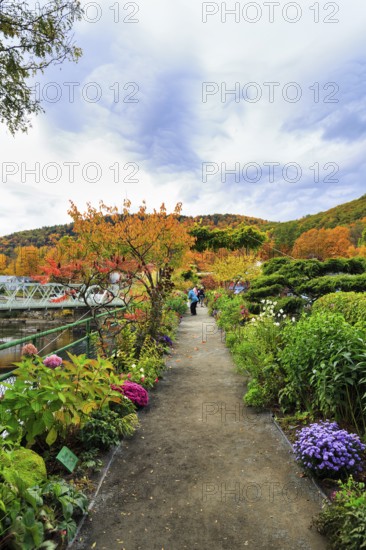 Flower Bridge, Bridge of Flowers, Deerfield River Bridge, Gardens, Fall Leaves, Indian Summer, Mohawk Trail Scenic Road, Former Trade Route, Shelburne Falls, Massachusetts, New England, USA