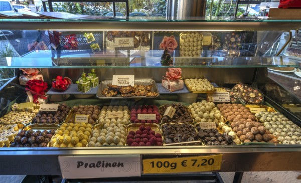 Showcase with homemade chocolates in a café, Nuremberg, Middle Franconia, Bavaria, Germany