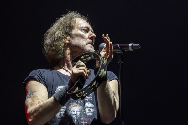 Carl Sentance, singer, NAZARETH, hard rock band, UK, Bending The Rules 2025 tour, live, 17.12.2025, Uber Eats Music Hall, Berlin, Germany < english> NAZARETH, hard rock band, UK, Bending The Rules 2025 tour, live, December 17th, 2025, Uber Eats Music Hall, Berlin, Germany