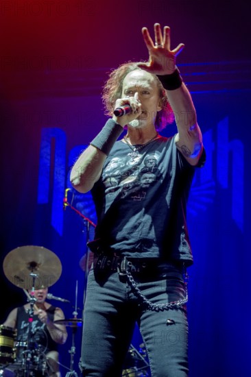 Carl Sentance, singer, NAZARETH, hard rock band, UK, Bending The Rules 2025 tour, live, 17.12.2025, Uber Eats Music Hall, Berlin, Germany < english> NAZARETH, hard rock band, UK, Bending The Rules 2025 tour, live, December 17th, 2025, Uber Eats Music Hall, Berlin, Germany