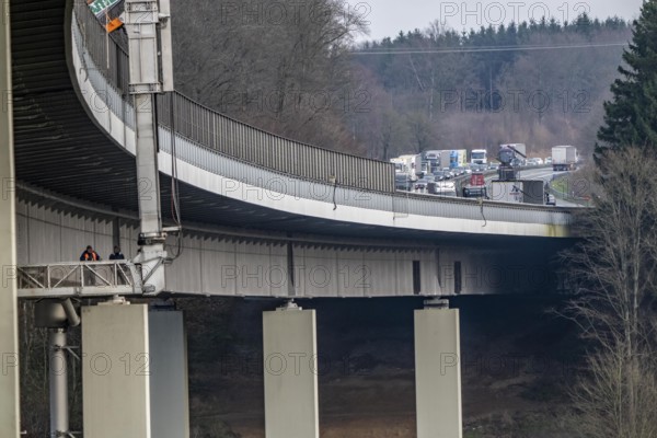 The Wiehl Valley Bridge, A4 motorway, the motorway bridge is considered extremely dilapidated, there is massive damage to the road plate and the main structure of the bridge, repair work below the bridge, traffic only rolls in one lane in each direction, trucks are still allowed to drive there with a maximum of 44 t and must keep a minimum distance of 50 meters, there is a risk of full closure, the bridge is 700 meters long, built in 1970, in Bergische Land, near Weiershagen, belongs to the city of Wiehl, North Rhine-Westphalia, Germany