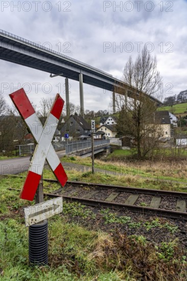 The Wiehl Valley Bridge, A4 motorway, the motorway bridge is considered extremely dilapidated, there is massive damage to the road plate and the main structure of the bridge, traffic only rolls in one lane in each direction, trucks are still allowed to drive there with a maximum of 44t and must keep a minimum distance of 50 meters, there is a risk of full closure, the bridge is 700 meters long, built in 1970, in Bergisches Land, near Weierberg Shagen, belongs to the city of Wiehl, North Rhine-Westphalia, Germany
