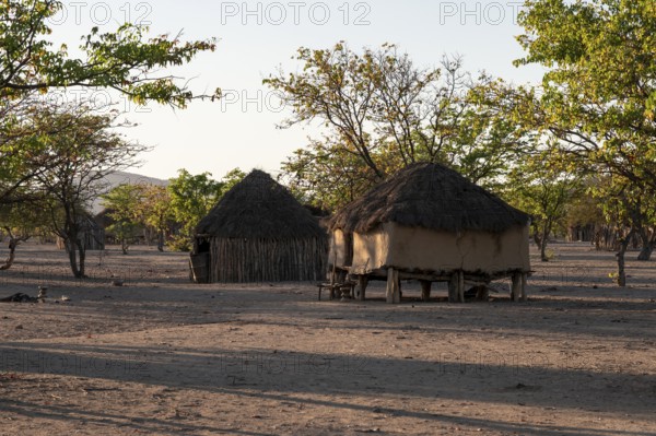 Village and hut in the savanna, Hakaona tribe, also Havakona or Hakawona, near Opuwo, Kunene, Namibia