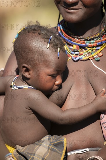 Woman, with baby tribe of Hakaona, also Havakona or Hakawona, near Opuwo, Kunene, Namibia