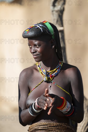 Traditional dance, brightly decorated woman of the Hakaona tribe also Havakona or Hakawona, near Opuwo, Kunene, Namibia