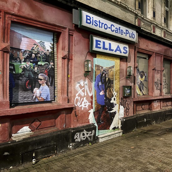 Decaying façade smeared with graffiti, scrap property in a difficult district, Gelsenkirchen, Ruhr area, North Rhine-Westphalia, Germany