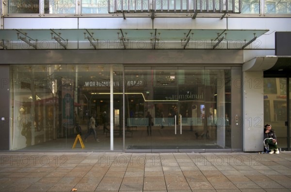Vacant shop in the city center, vacant, right on the edge of homeless people, Berber, Königsstraße, pedestrian zone, Stuttgart, Baden-Württemberg, Germany