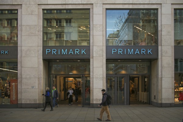 Façade, entrance to the Primark department store chain, pedestrian zone, passers-by, Königsstraße, pedestrian zone, Stuttgart, Baden-Württemberg, Germany