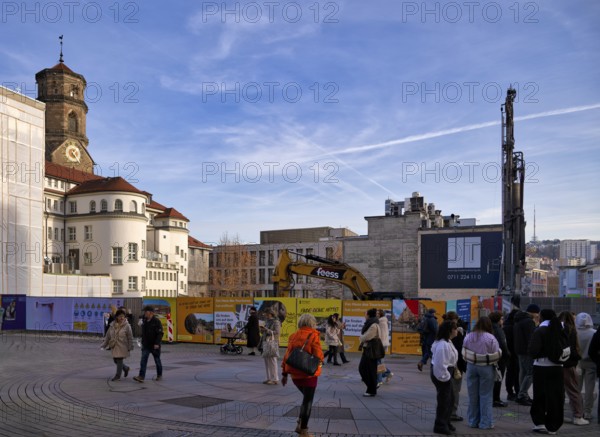Passers-by, excavator, construction site, construction fence, controversial construction project of the bankrupt company Signa by René Benko, logo, ongoing insolvency proceedings, agency ZWEIHOCHFÜNF, former Galeria Kaufhof, Königsstraße, Schulstraße, pedestrian zone, collegiate church, Stuttgart, Baden-Württemberg, Germany