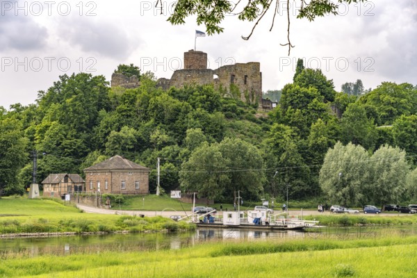 Weser ferry and the ruins of the castle in Polle, Samtgemeinde Bodenwerder-Polle, Lower Saxony, Germany