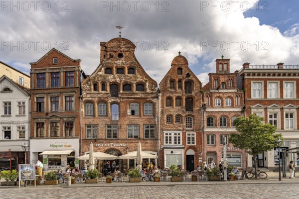 Gabelhäuser am Platz Am Sande and St. Johannis Church, Hanseatic City of Lüneburg, Lower Saxony, Germany